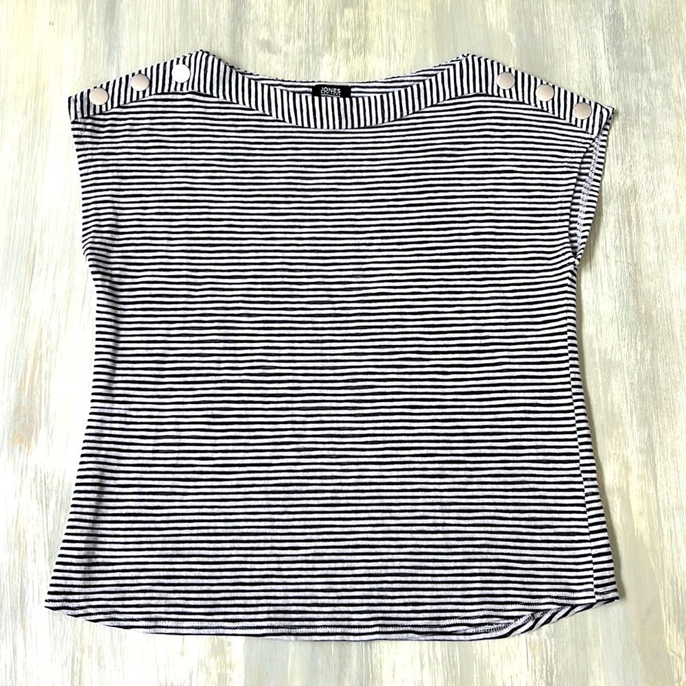 Jones New York gray and black top with silver sleeve buttons